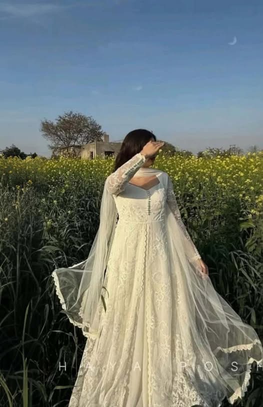 আমার পছন্দ ধবধবে সাদা গাউন…আর আপনার?