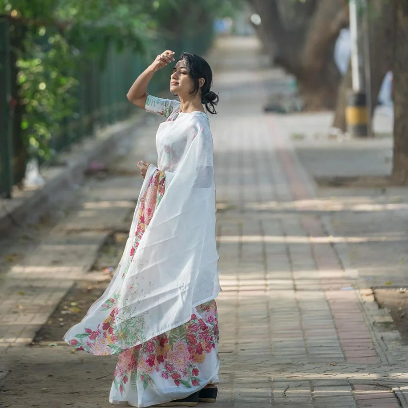 Exquisite Floral Printed White Sharee